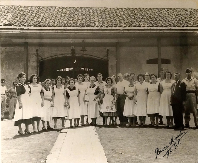 Foto en blanco y negro de un grupo de personas de pie

El contenido generado por IA puede ser incorrecto.